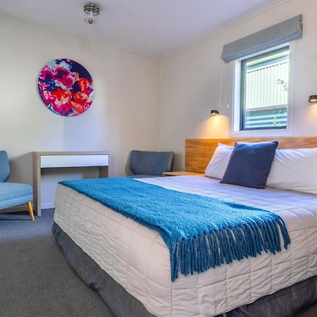 Shakespeare House Bed and Breakfast Te Anau Exteriör bild