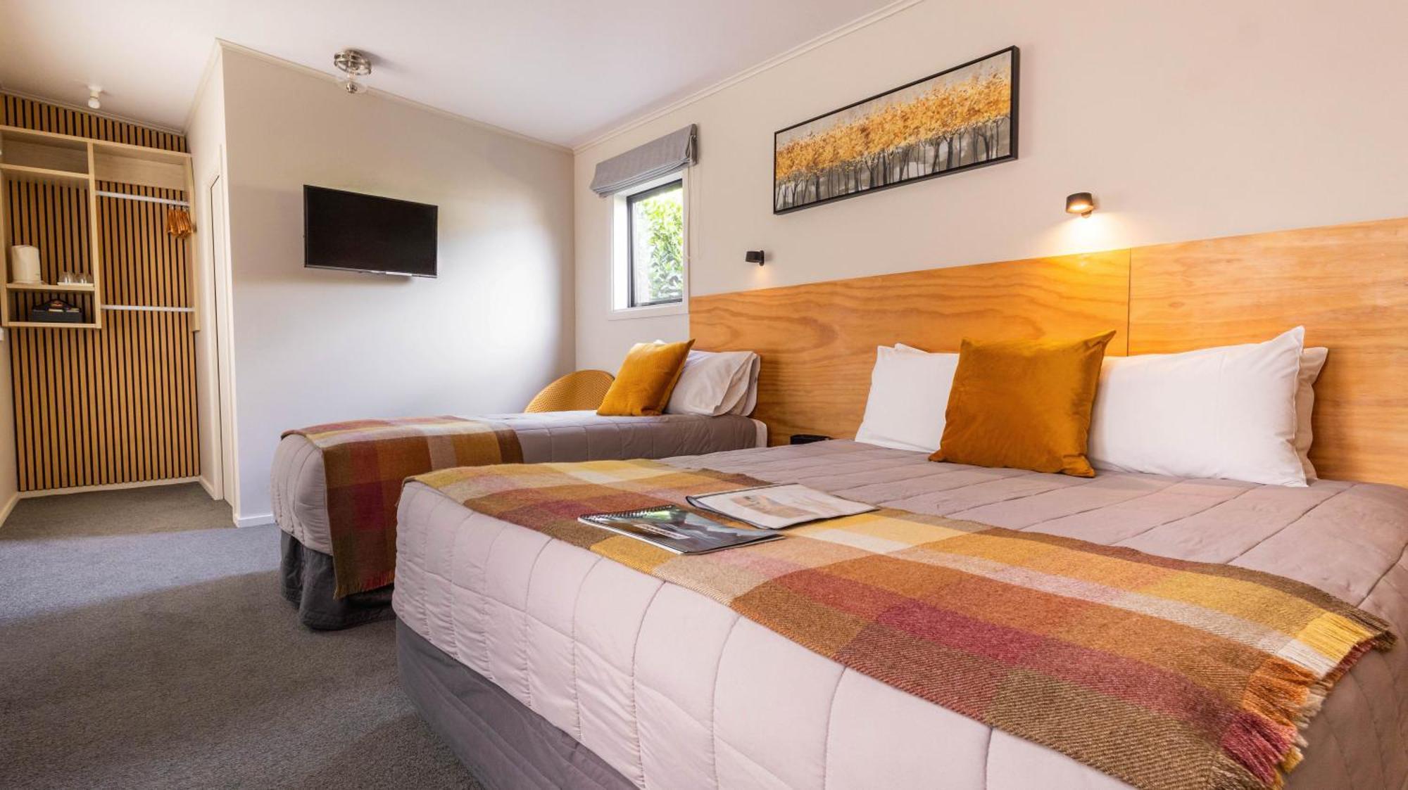 Shakespeare House Bed and Breakfast Te Anau Exteriör bild