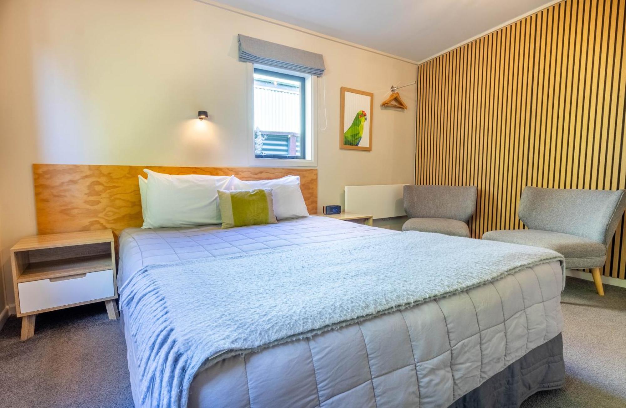 Shakespeare House Bed and Breakfast Te Anau Exteriör bild