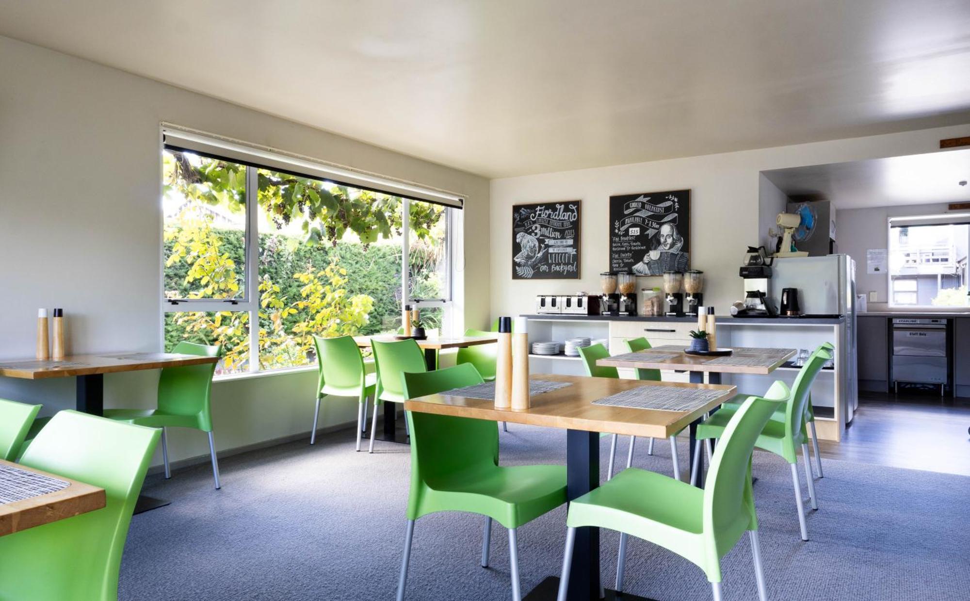 Shakespeare House Bed and Breakfast Te Anau Exteriör bild