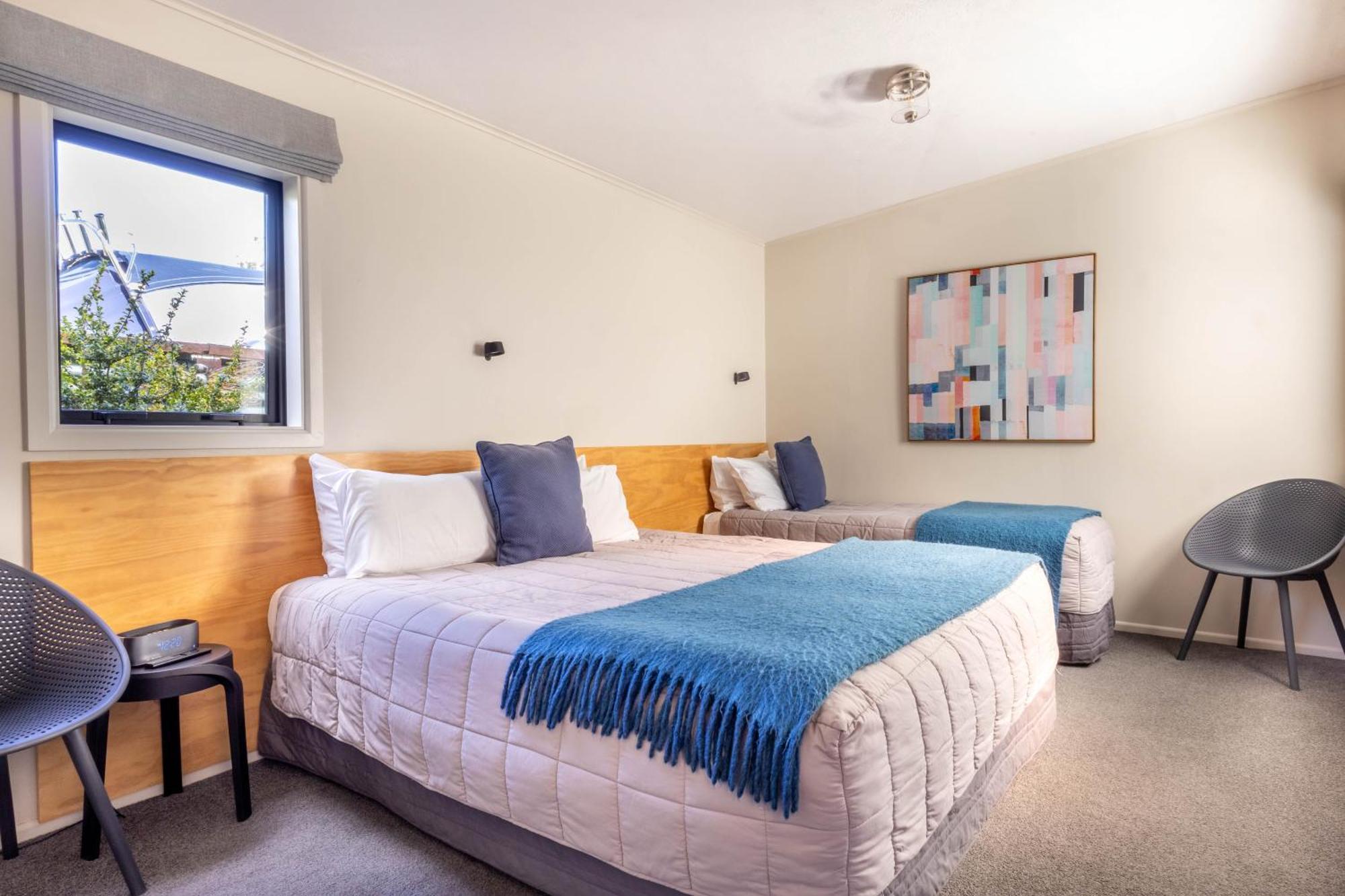 Shakespeare House Bed and Breakfast Te Anau Exteriör bild