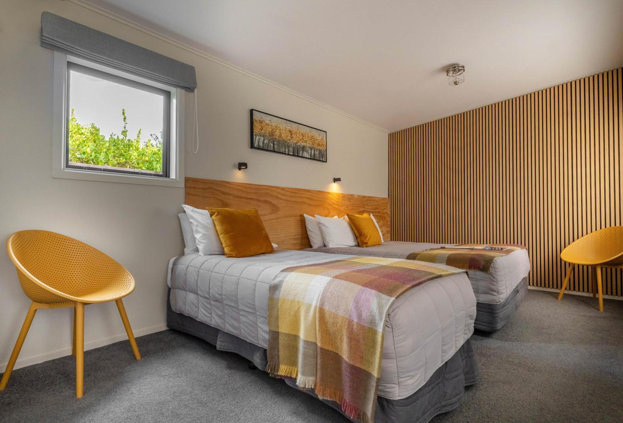 Shakespeare House Bed and Breakfast Te Anau Exteriör bild