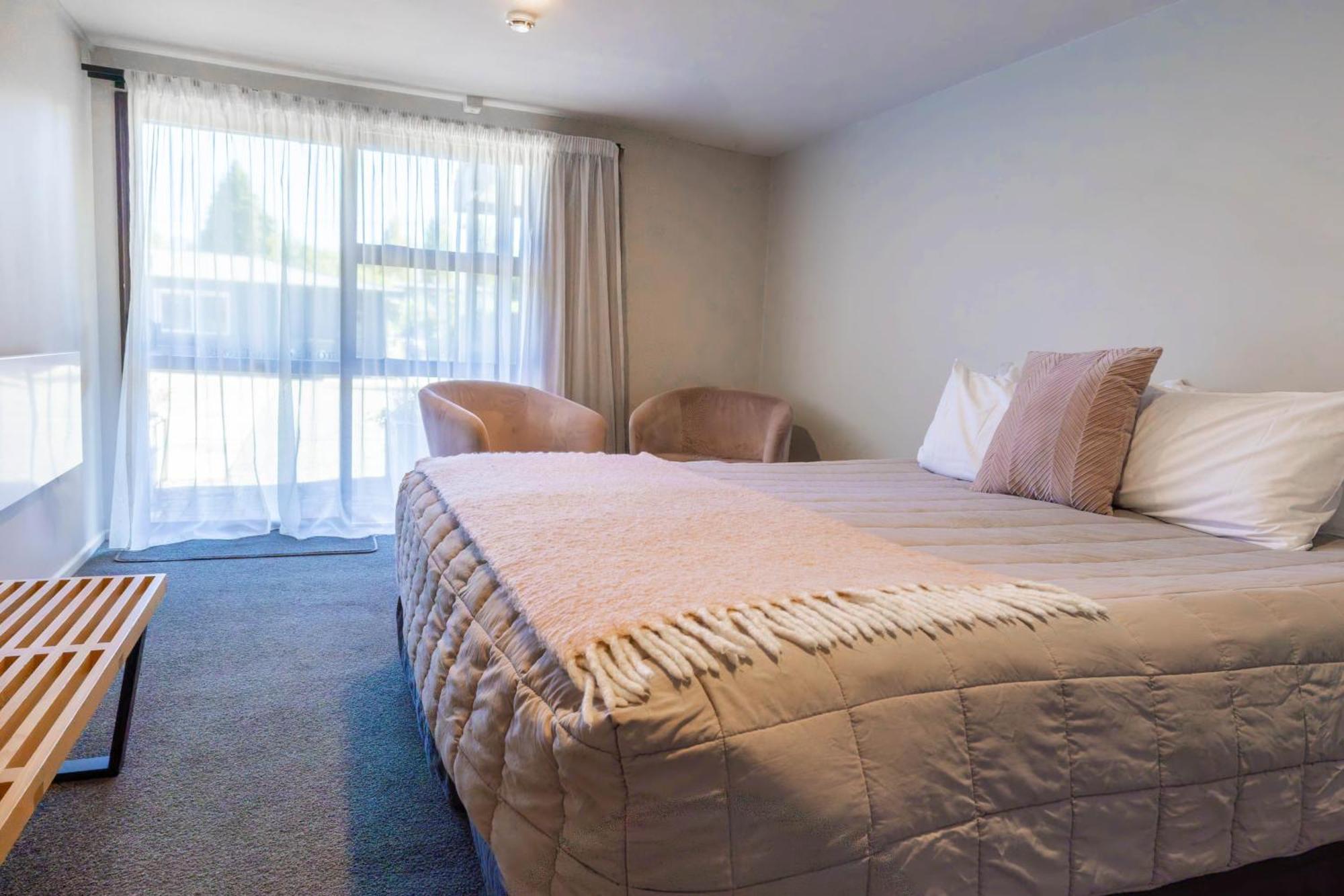 Shakespeare House Bed and Breakfast Te Anau Exteriör bild